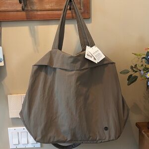 LULULEMON On My Level size Large Tote Bag. Olive